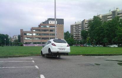 Lopovi Corsu postavili na cigle pa nestali sa sva četiri kotača