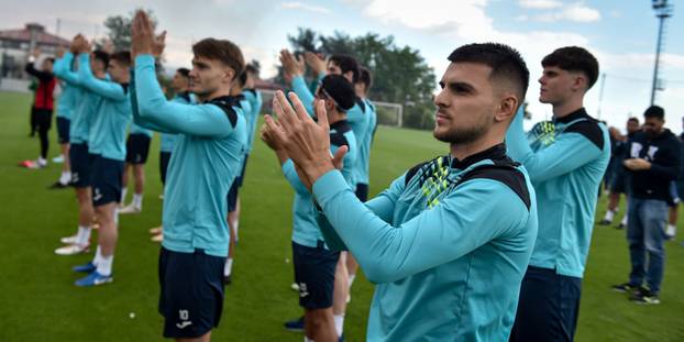 FOTO Navijačko ludilo u Rijeci! Navijači u velikom broju stigli na trening uoči dana odluke