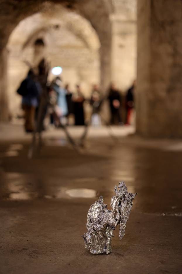 Split: U Dioklecijanovim podrumima otvorena izložba Martine Miholić "Dream waves: undercurrent noise"