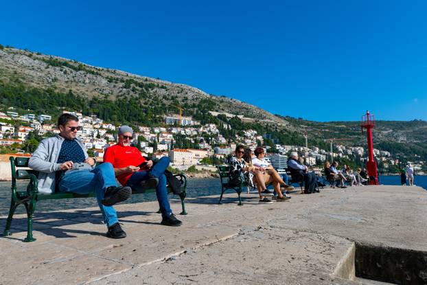 Dubrovnik: Sunčan i topao jesenji dan u gradu