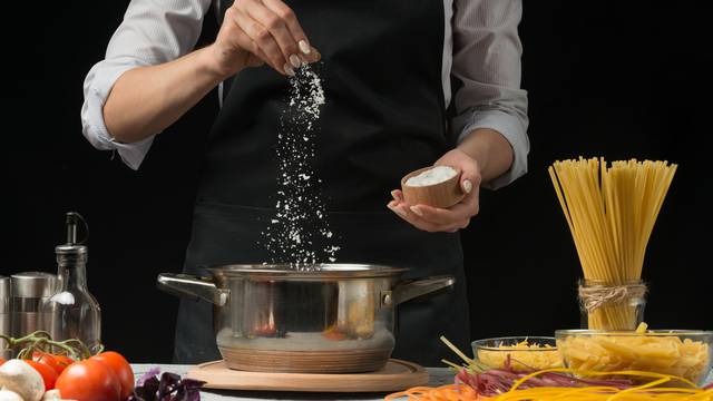 Količina ovisi o umaku: Sol u tjesteninu dodajte dok se kuha