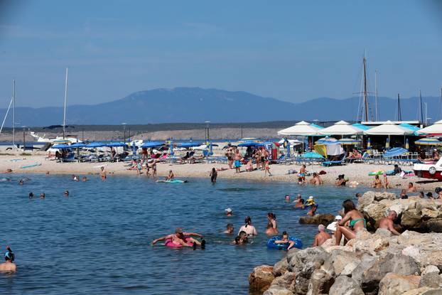Crikvenica: Kupači na gradskim plažama i turisti