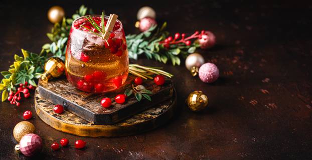 Christmas,Cranberry,Cocktail,With,Rosemary,And,Ice,In,Glass,On