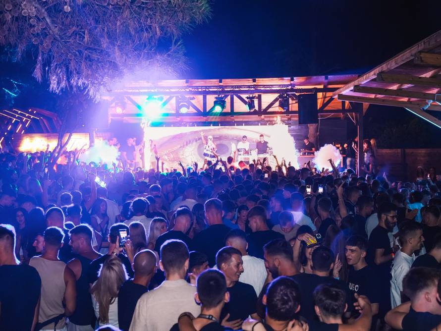 Mladi iz Dalmacije navalili su u Vodice na veliki koncert Devita: 'Osjetim da će nešto postati hit'