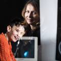 Mama Ana i sin Mark izrađuju videolekcije za škole o tome kako se radi glazba na računalu