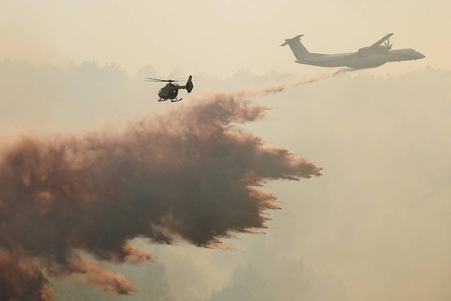storyeditor/2026-07-24/2026-07-23t162146z-1521888672-rc2sjma6frz3-rtrmadp-3-europe-weather-france-wildfire.jpg