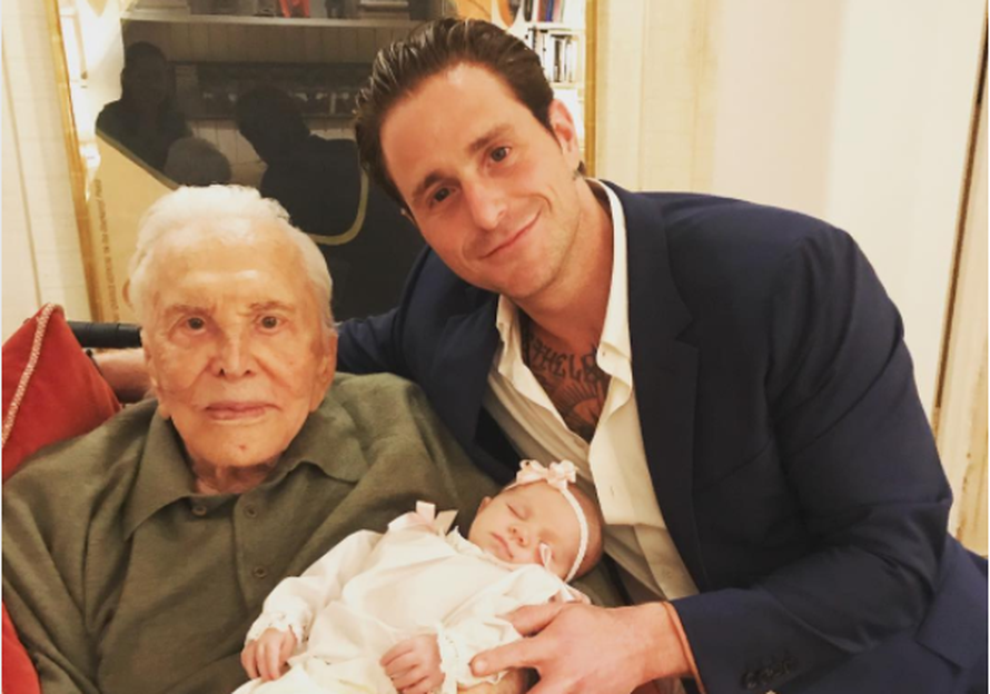 Kirk Douglas (102) kampira u svom šatoru, a unuk ga snima