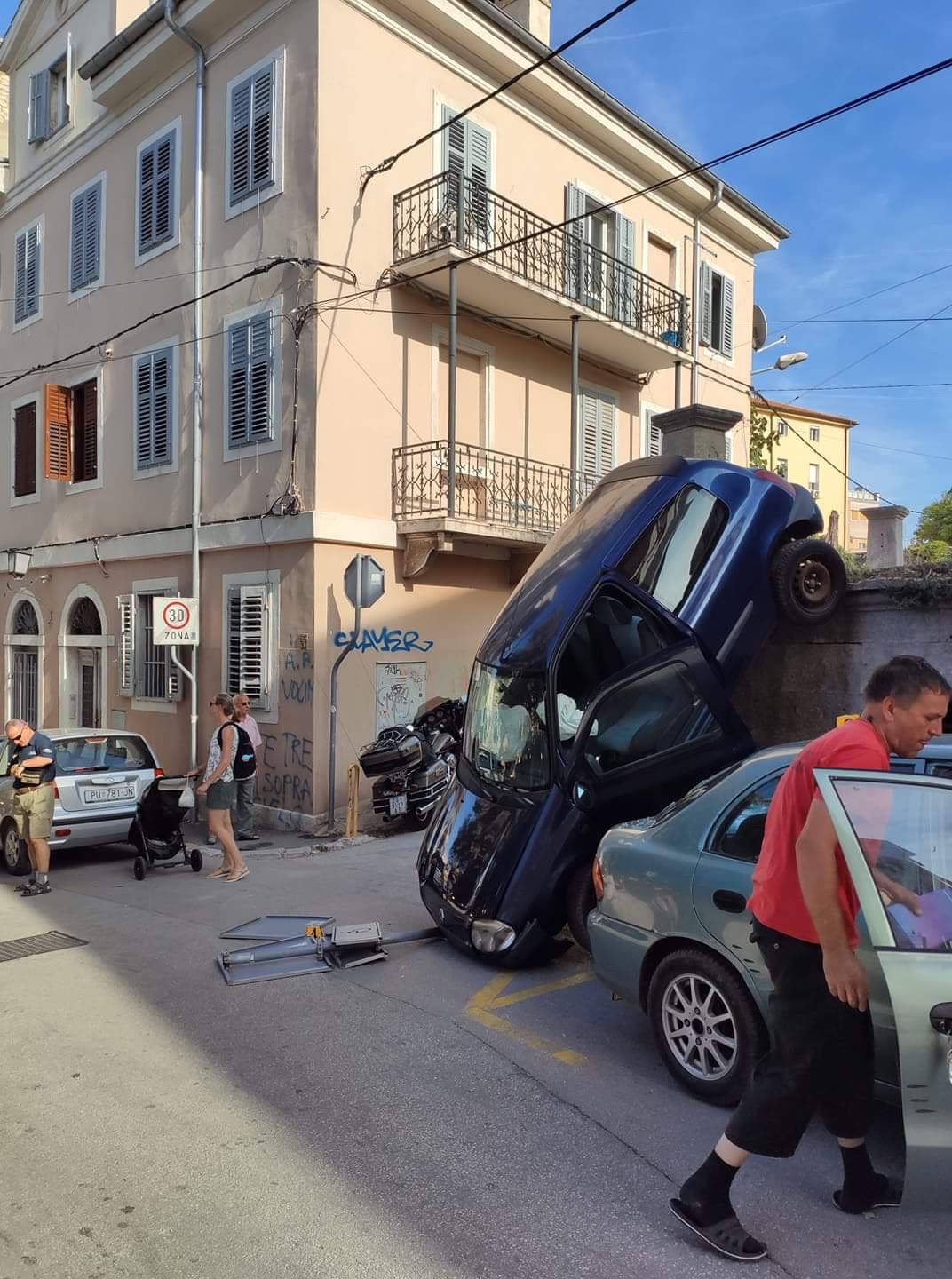 Bizarna nesreća u Puli: Sletio je s autom s dva metra visine