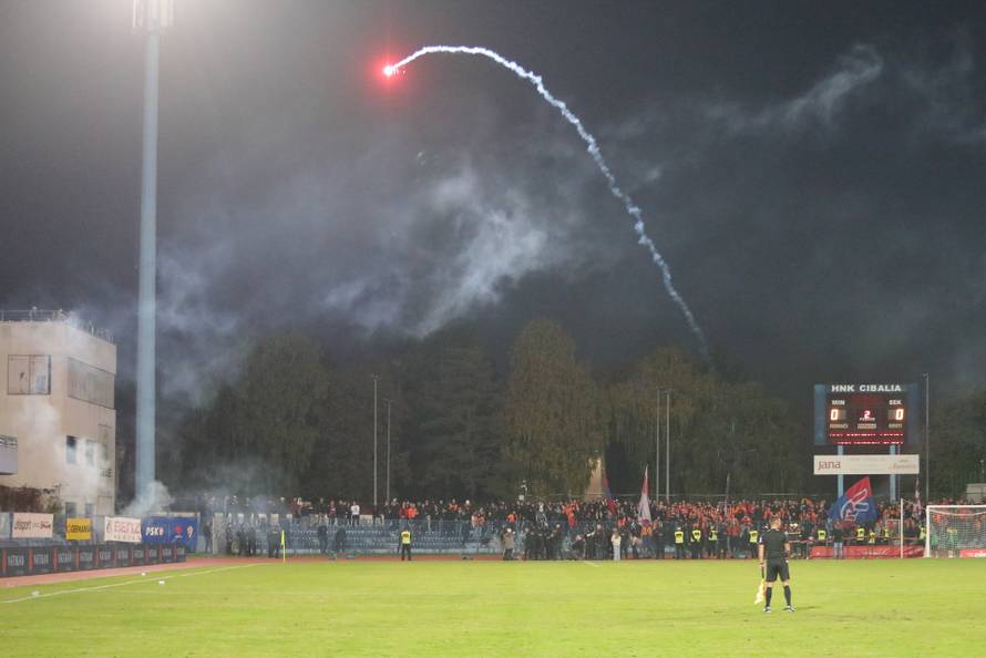 Vinkovci: Torcida bakljama gađala navijače Cibalije