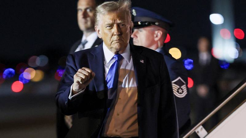 Donald Trump potpisao uredbu za smanjenje financiranja medija NPR-a i PBS-a 21 images 2025 17 pxl reu 020525 132079667