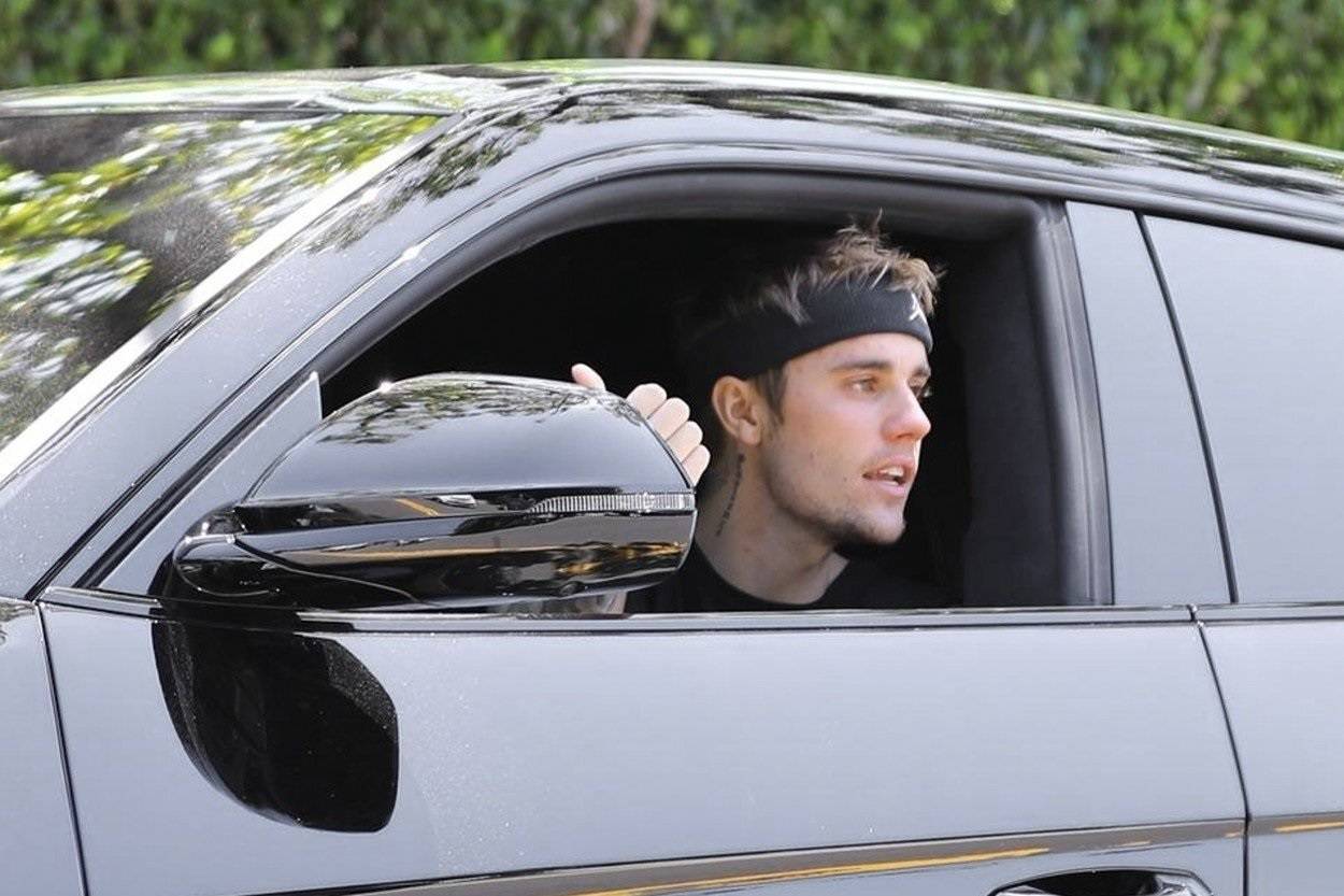 *EXCLUSIVE* Justin Bieber needs directions while visiting an open house in Los Angeles, CA