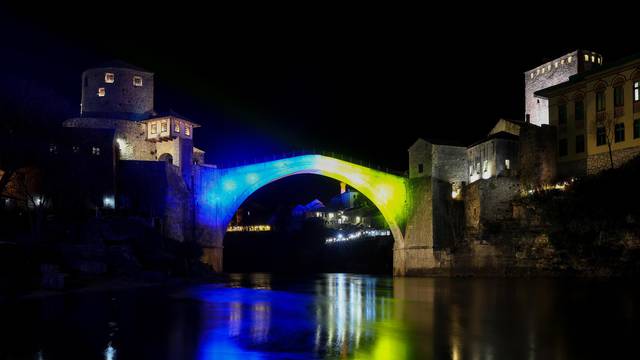 Stari most u Mostaru osvjetljen bojama ukrajinske zastave 