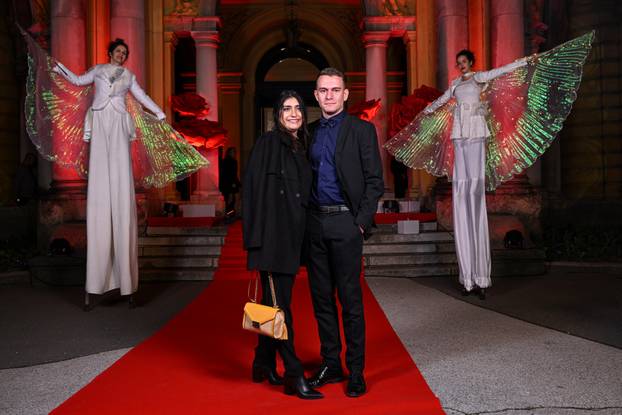 Zagreb: Dolazak uzvanika na dodjelu medijske nagrade "Večernjakova ruža" u Hrvatskom narodnom kazalištu