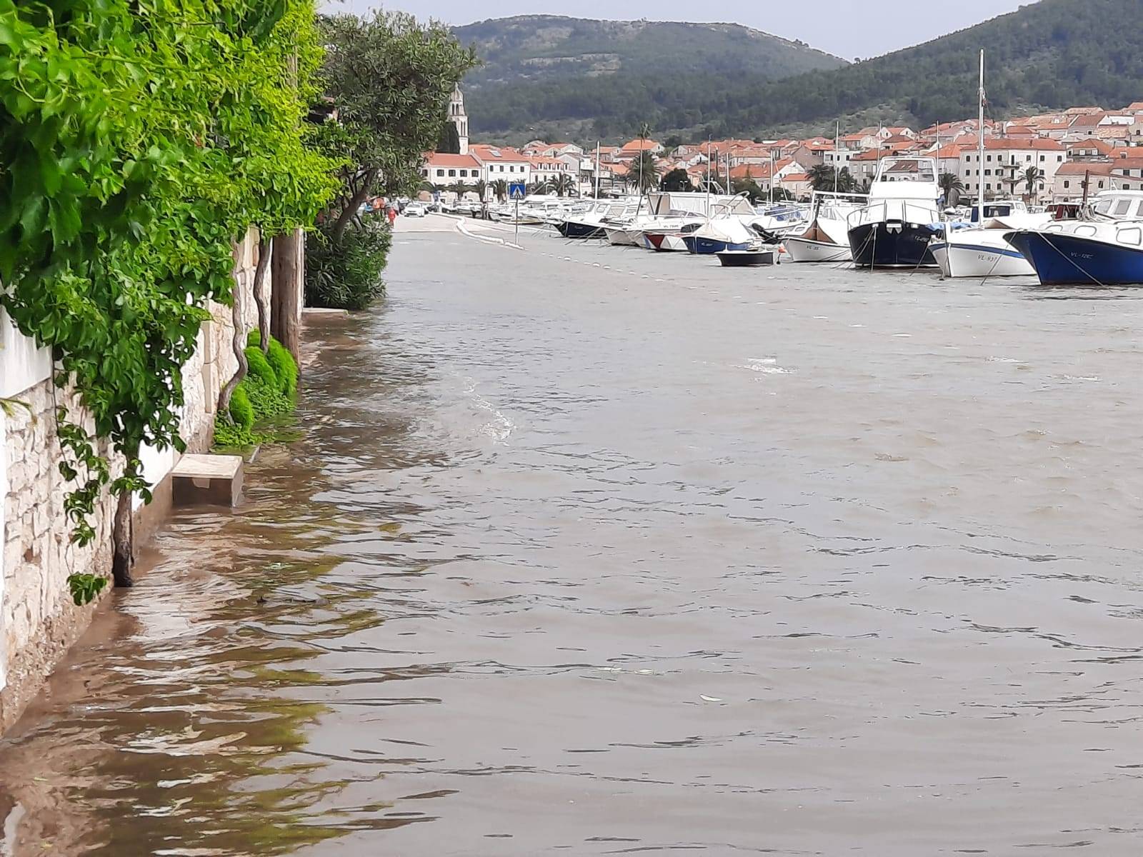 Meteorološki tsunami pogodio Velu Luku, nasukale se brodice