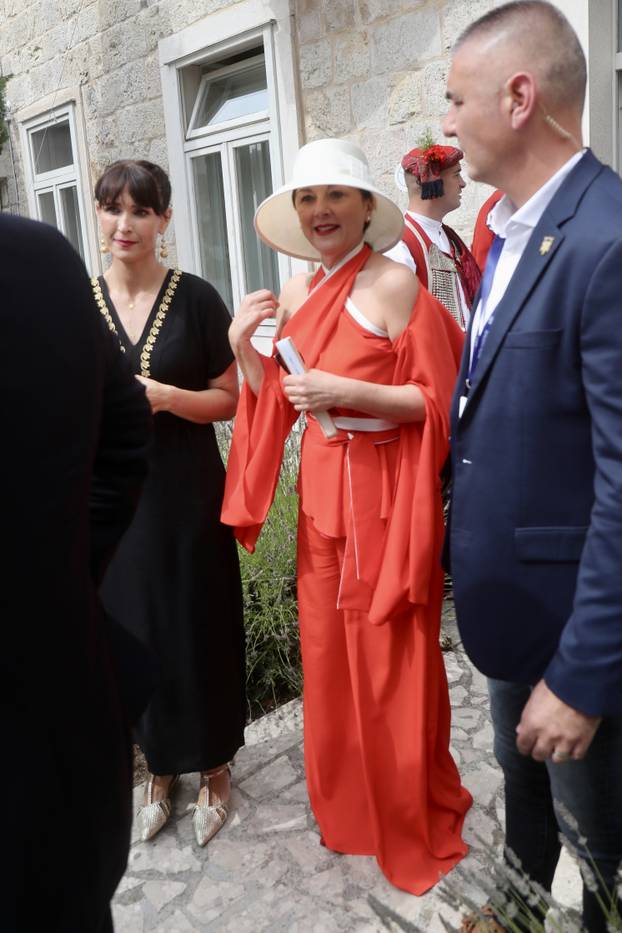 Sinj: Visoki drzavni uzvanici na prijemu u alkarskim dvorima povodom 310. Sinjske alke