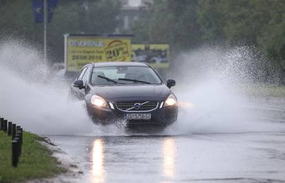 Snažno grmljavinsko nevrijeme usporilo sav promet u Zagrebu