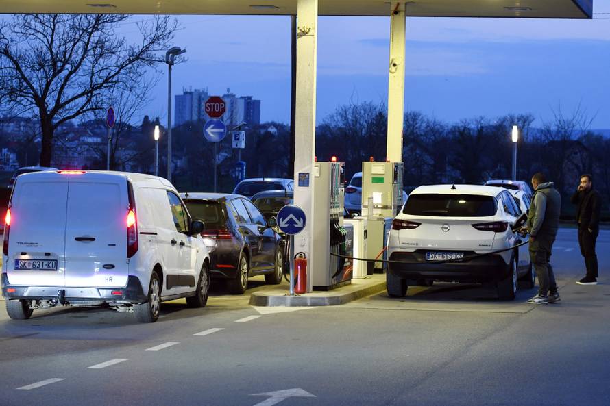 Sisčani pohrlili na benzinske postaje uoči poskupljenja 