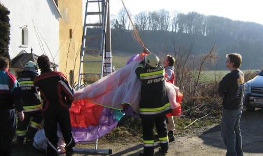 Paraglajder se zapleo u vodove pa se sam spustio