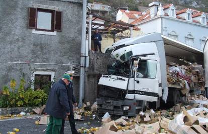 Tegljač se zabio u kuću, boce ulja letjele cestom