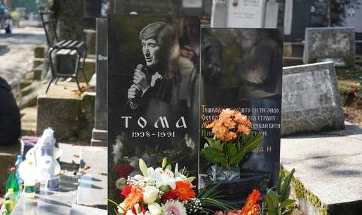 FOTO Na groblju u Beogradu supruga i prijatelji zapalili svijeće za Tomu Zdravkovića