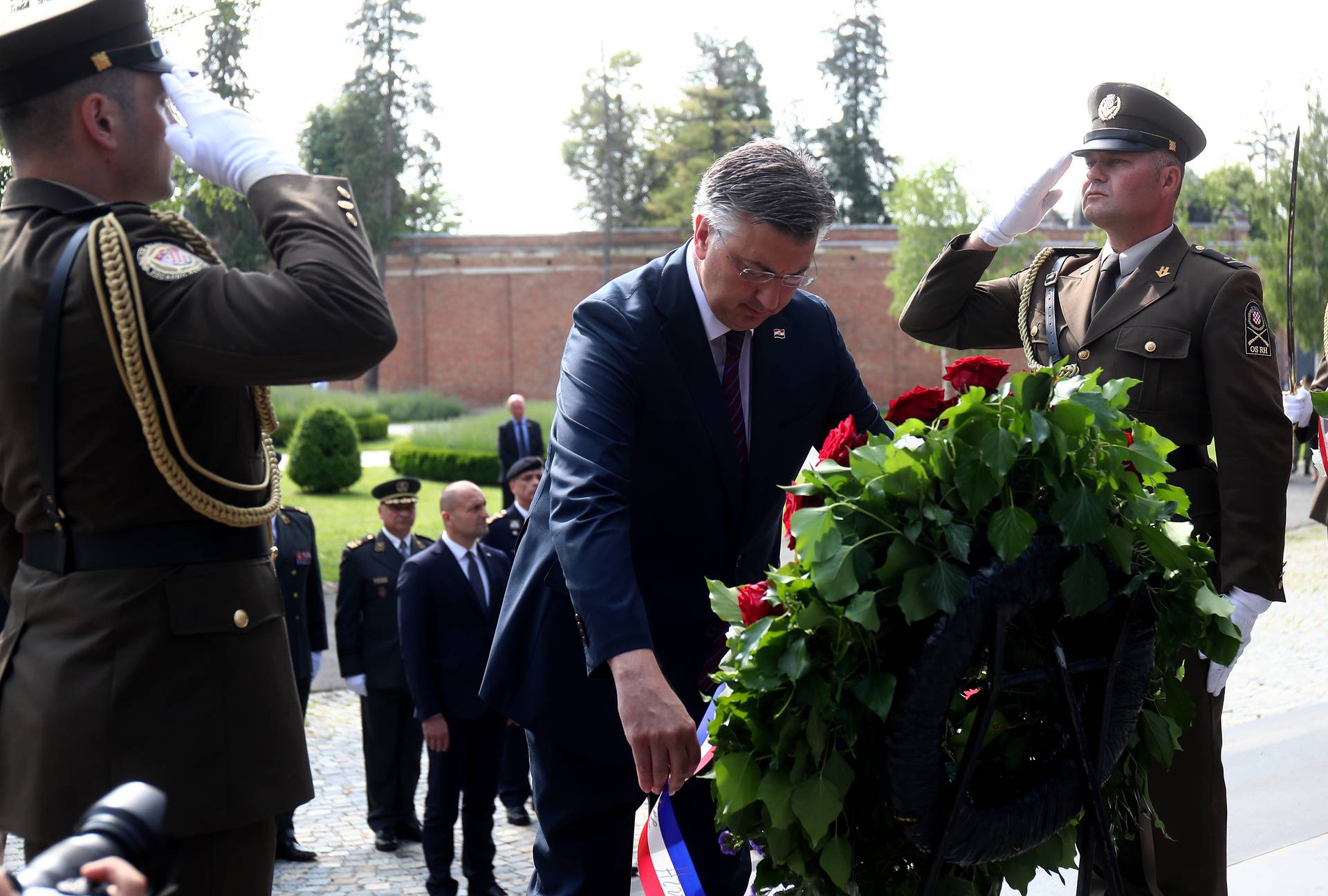 Zagreb: Andrej Plenković i suradnici  položili vijence na Mirogoju povodom dana Hrvatske vojske