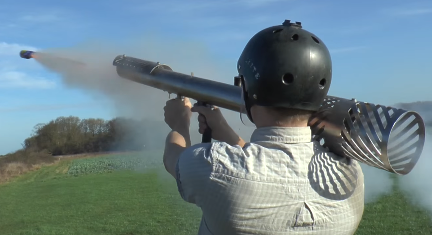 Napravio je bacač raketa samo da bi s njim skidao - čarape