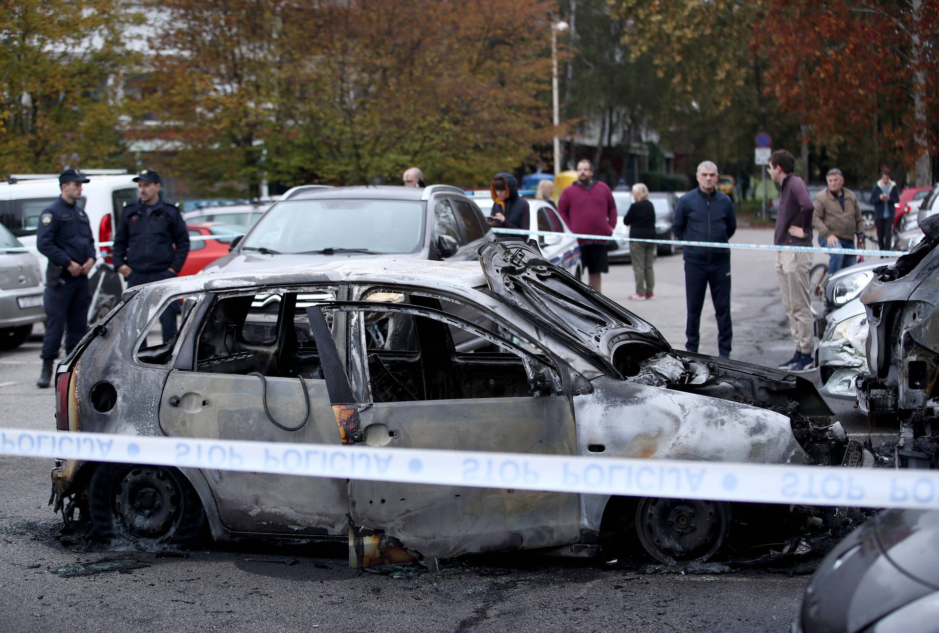 Zagreb: Na parkiralištu u Sloboštini tijekom noći izgorjelo osam automobila