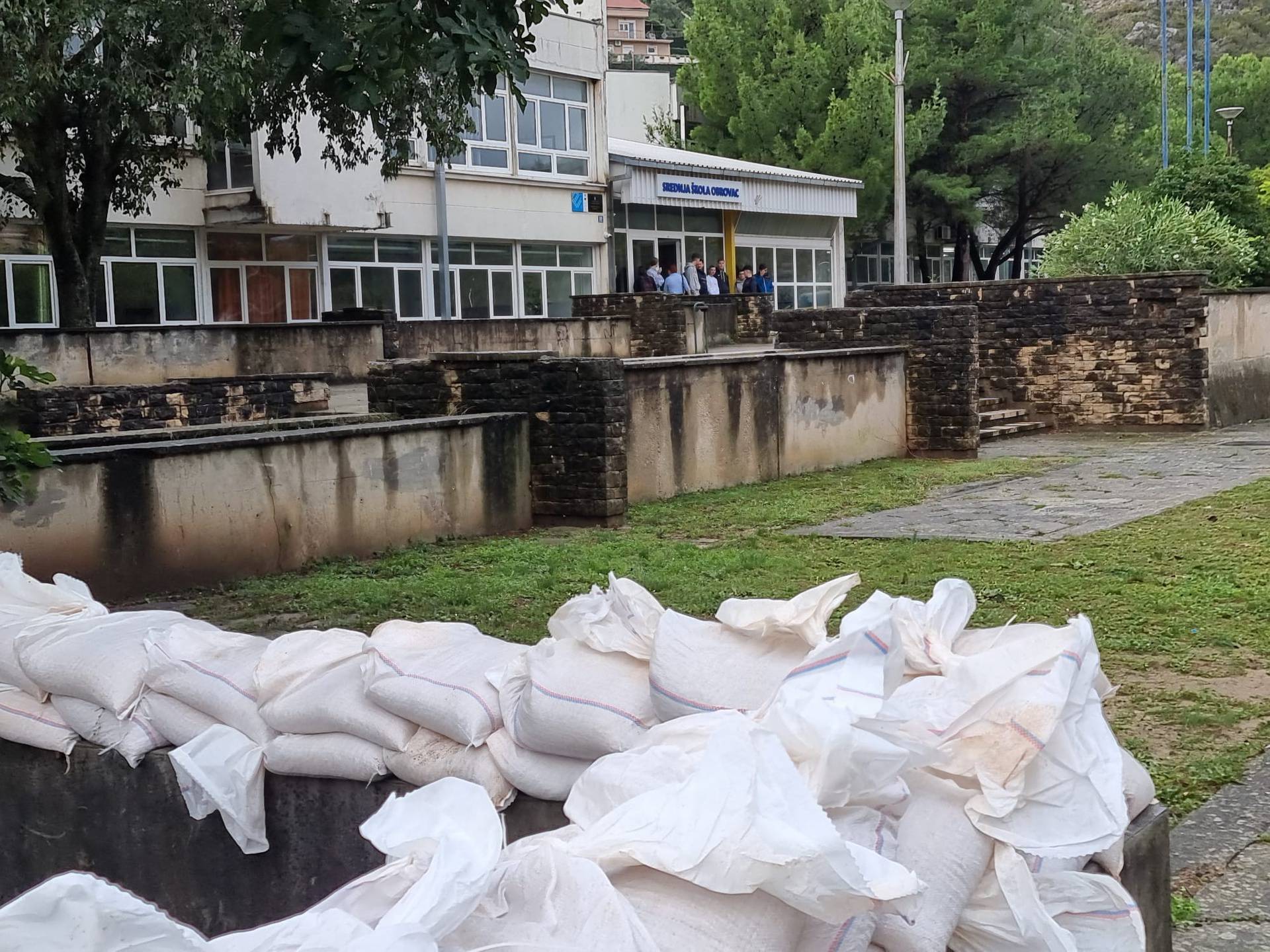 Raste vodostaj Zrmanje i Une: Hrvatska Kostajnica i Obrovac digli vreće i barijere za poplave