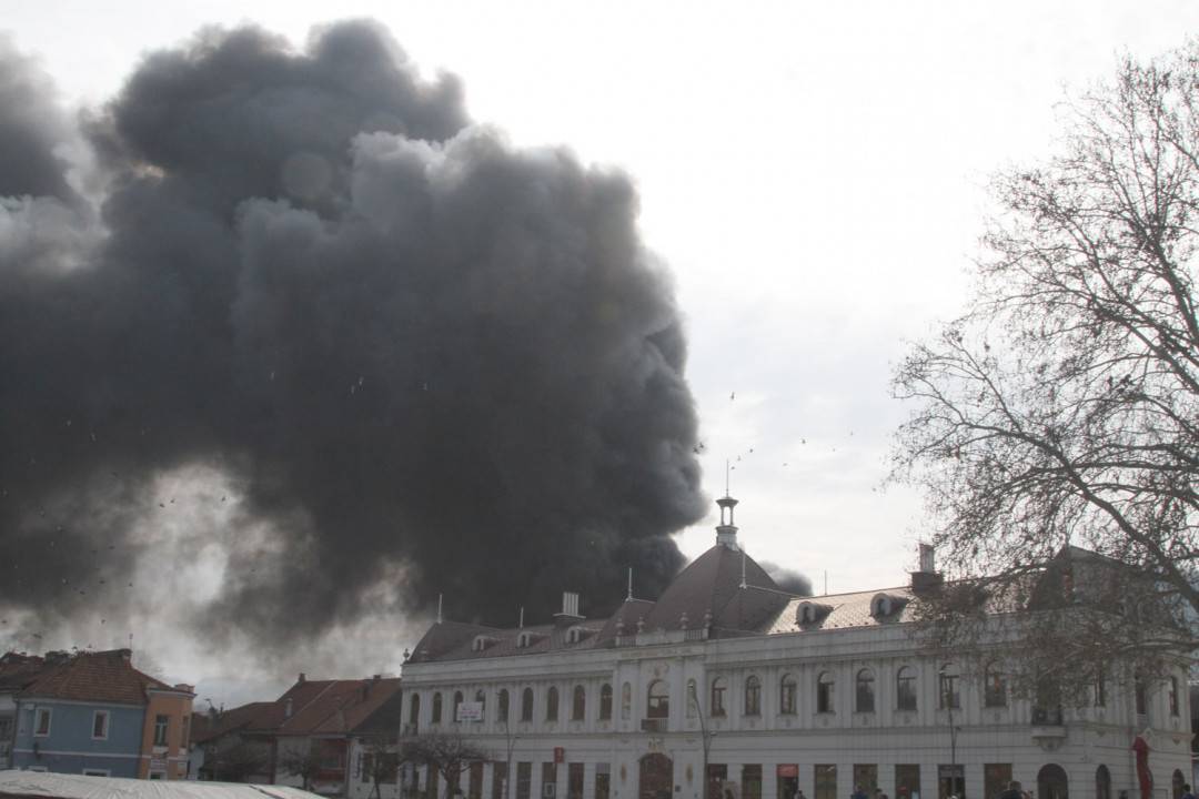 Izgorio dio tržnice u Tuzli, više ljudi zatražilo liječničku pomoć