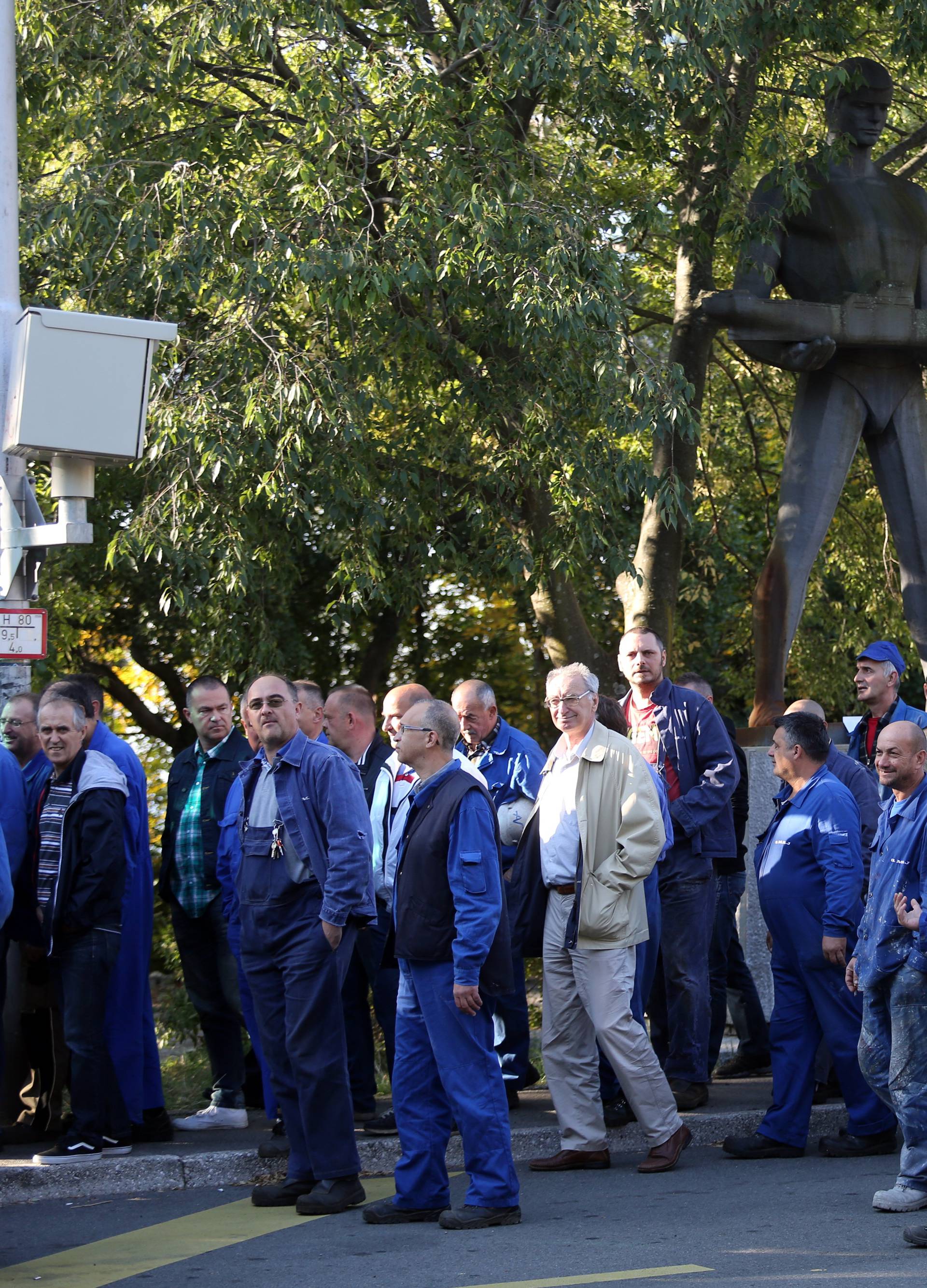 Radnici 3. maja izlaze na ulice: Traže plaće i ostanak na poslu