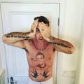 Robbie Williams šokirao novom tetovažom između bradavica