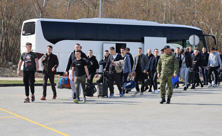 Ministar Anušić i general Kundid na prvom danu TVO-a na Slunju