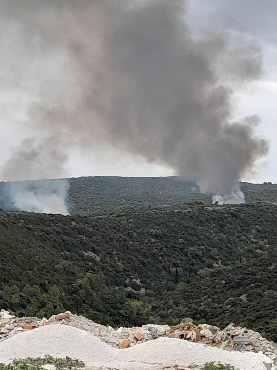 Gori na Braču: 'Grom je puknuo tako jako, cijelo selo se treslo'