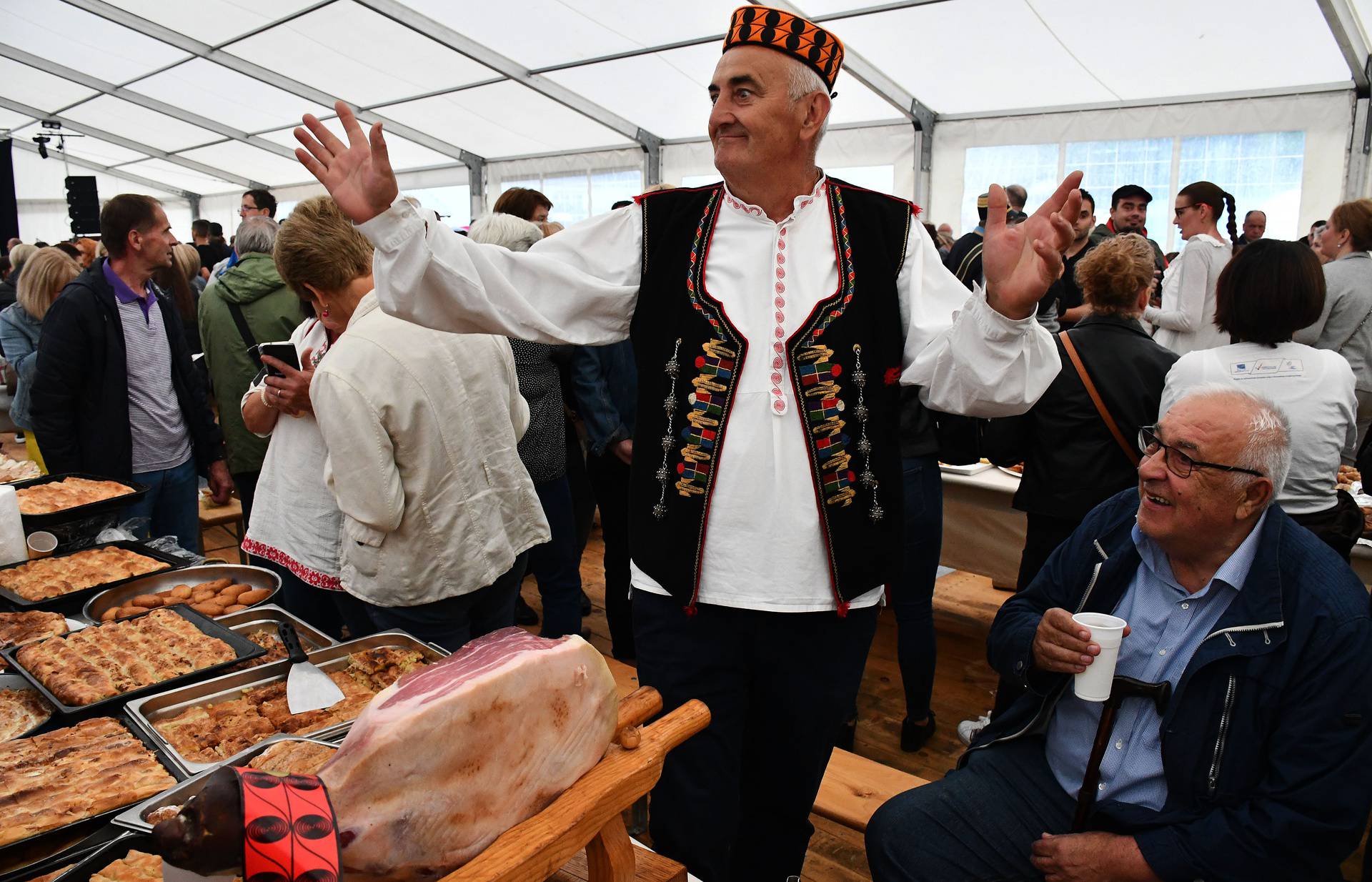 Kod Požege stol dug preko 500 metara sa stotinama kilograma hrane, ispekli i vola od 650 kg