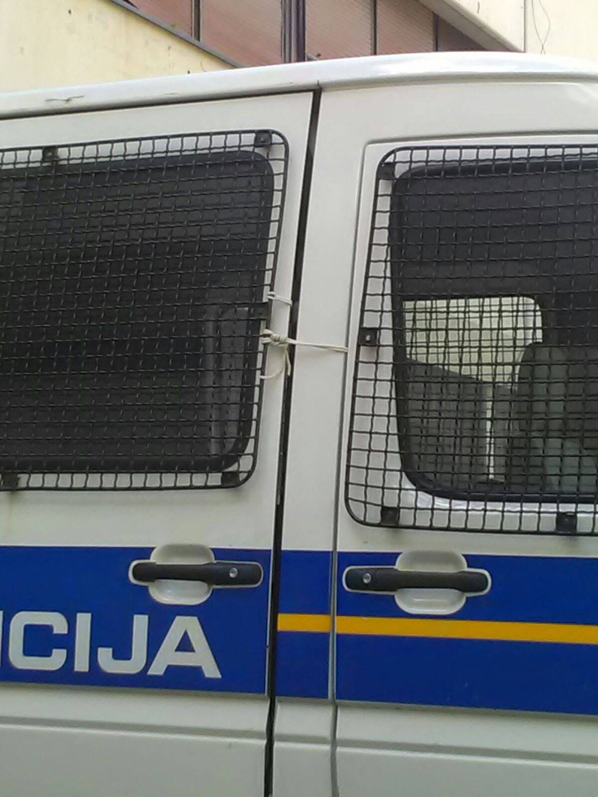 Snašli se: Štrikom za rublje zatvorili vrata policijske marice