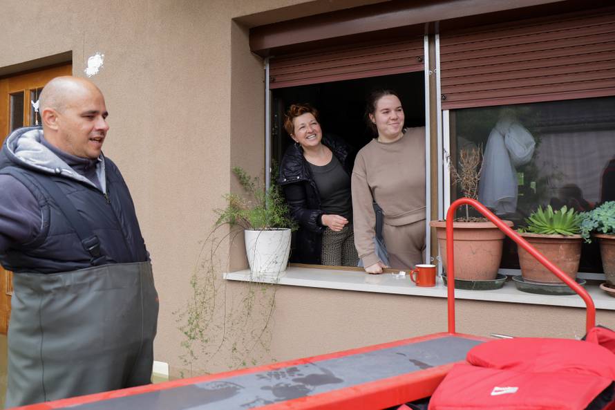 Karlovac: Vatrogasci i Crveni križ dostavljaju kruh građanima koji su u svojim kućama