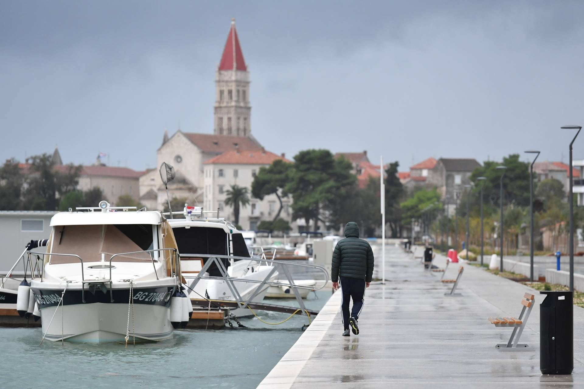 Zbog obilne kiše i juga poplavljene su prometnice Trogira i Čiova