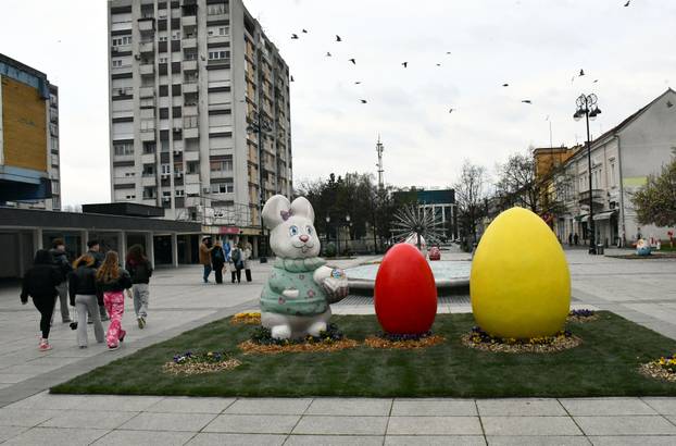 Slavonski Brod: Središnji gradski trg ukrašen velikim pisanicama
