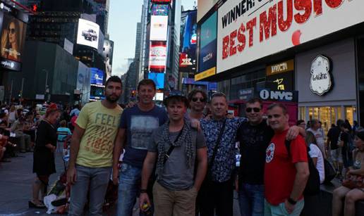 Time Square plesao u ritmu tamburice Bosutskih bećara