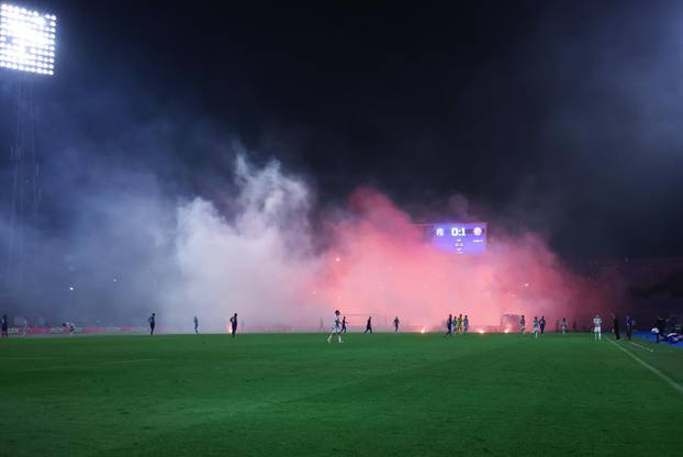 Zagreb: Zbog baklji nakratko prekinut derbi Dinama i Hajduka