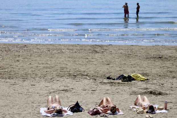 Split: Sunčanje na Bačvicama