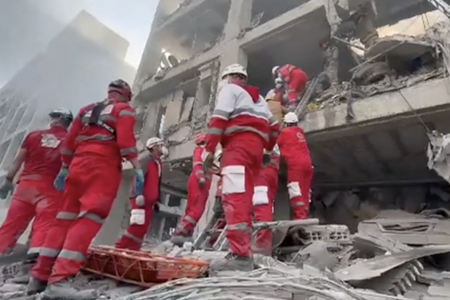 Spasioci pretra&zcaron;uju ru&scaron;evine nakon zra&ccaron;nih napada na teheransku &ccaron;etvrt Resalat