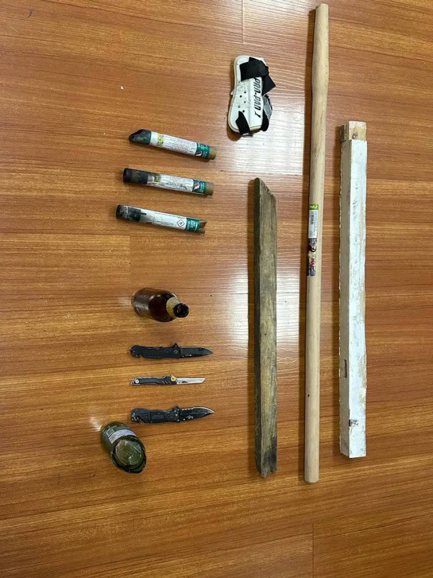 FOTO Policija pronašla arsenal oružja. Huligani iz Hrvatske u Ateni su nosili i kostobrane!