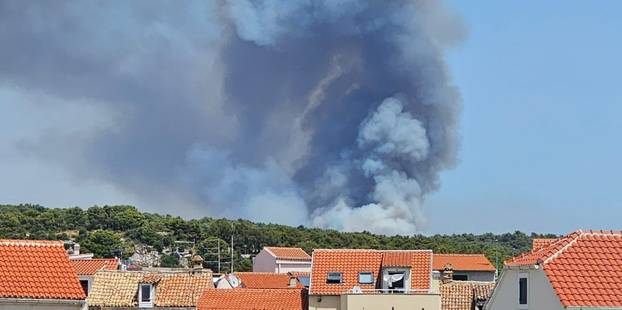 FOTO Veliki požar u Šibeniku: 'Na terenu su sve vatrogasne snage, digli smo i kanadere'