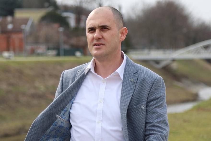 Idem šorom i pucam pištoljom: Objavili snimku, potpredsjednik Vlade Josip Dabro puca iz auta