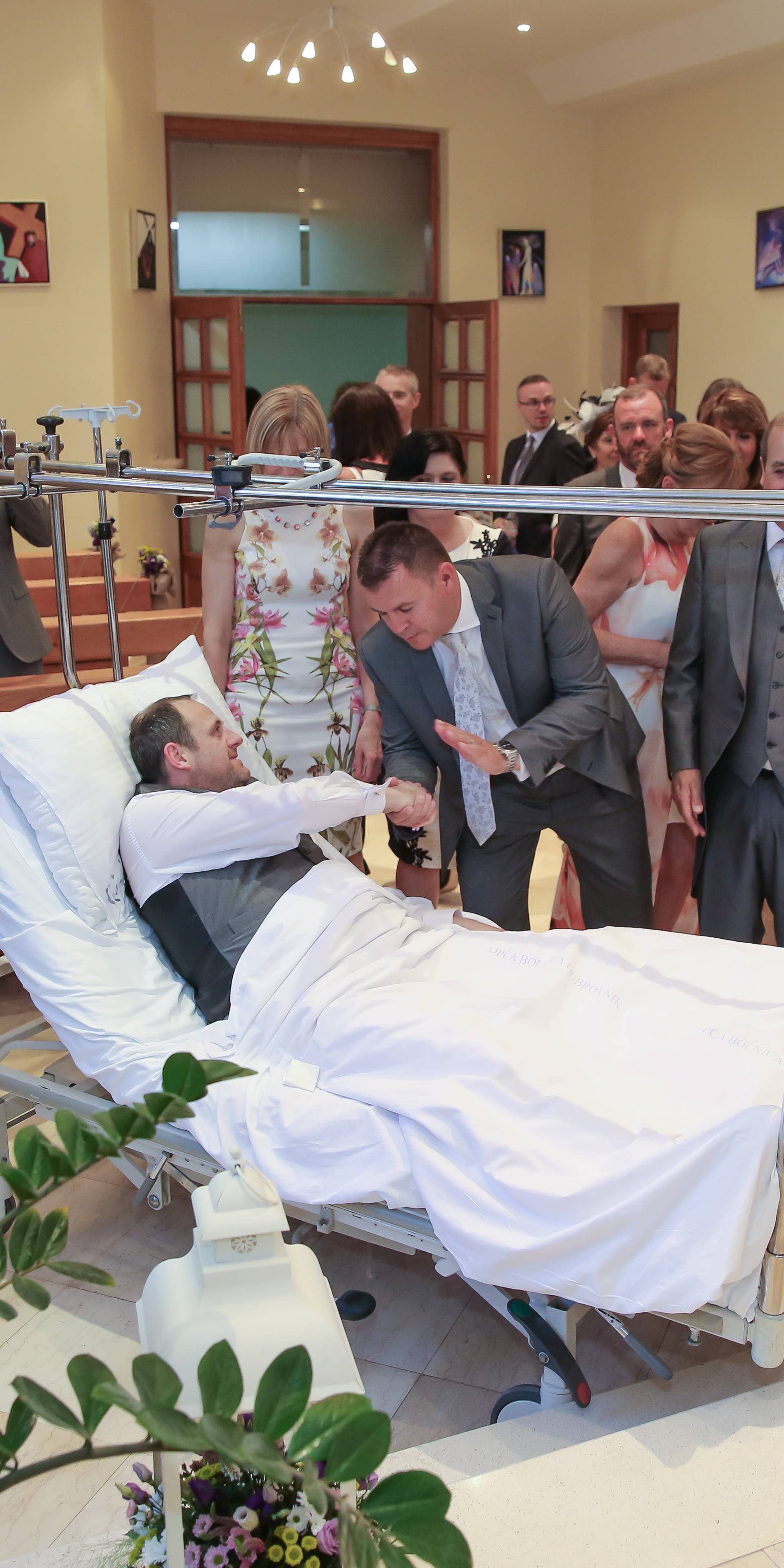 Slomio kuk pa ga na svadbu donijeli u bolničkom krevetu