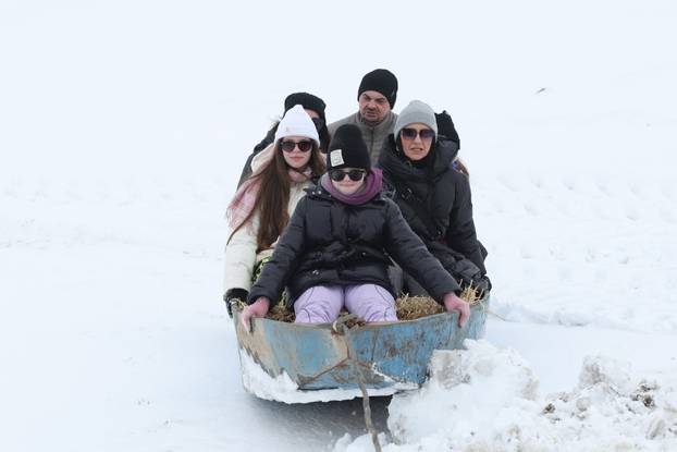 Karadžićevo: Vožnja čamcem po snježnim poljima