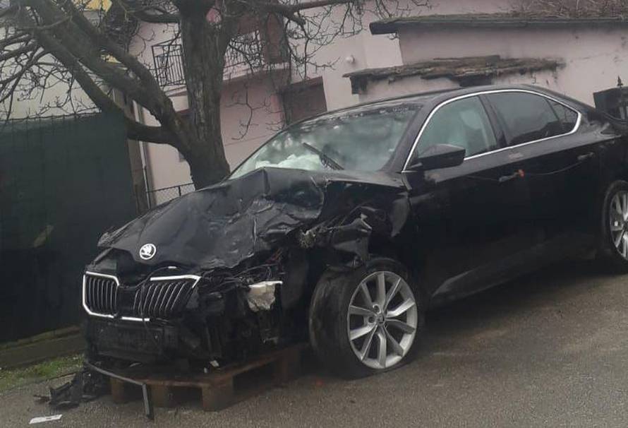 Mičite ga više s ceste! Dekanić se opet pijan sudario. Ranije je udario časne, zataškavao sve...