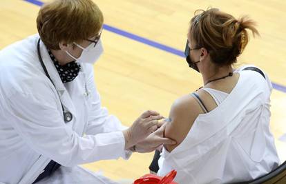 Od 74,5 tisuća zdravstvenih radnika, 30 posto ih nije primilo niti jednu dozu Covid cjepiva