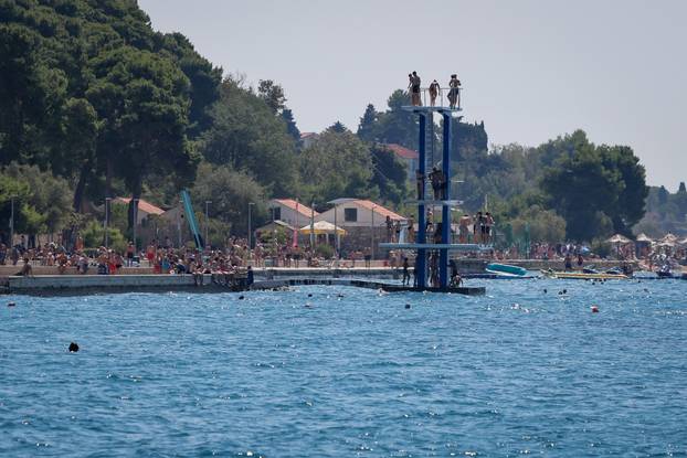Zadar: Velik brok kupača na zadarskim plažama